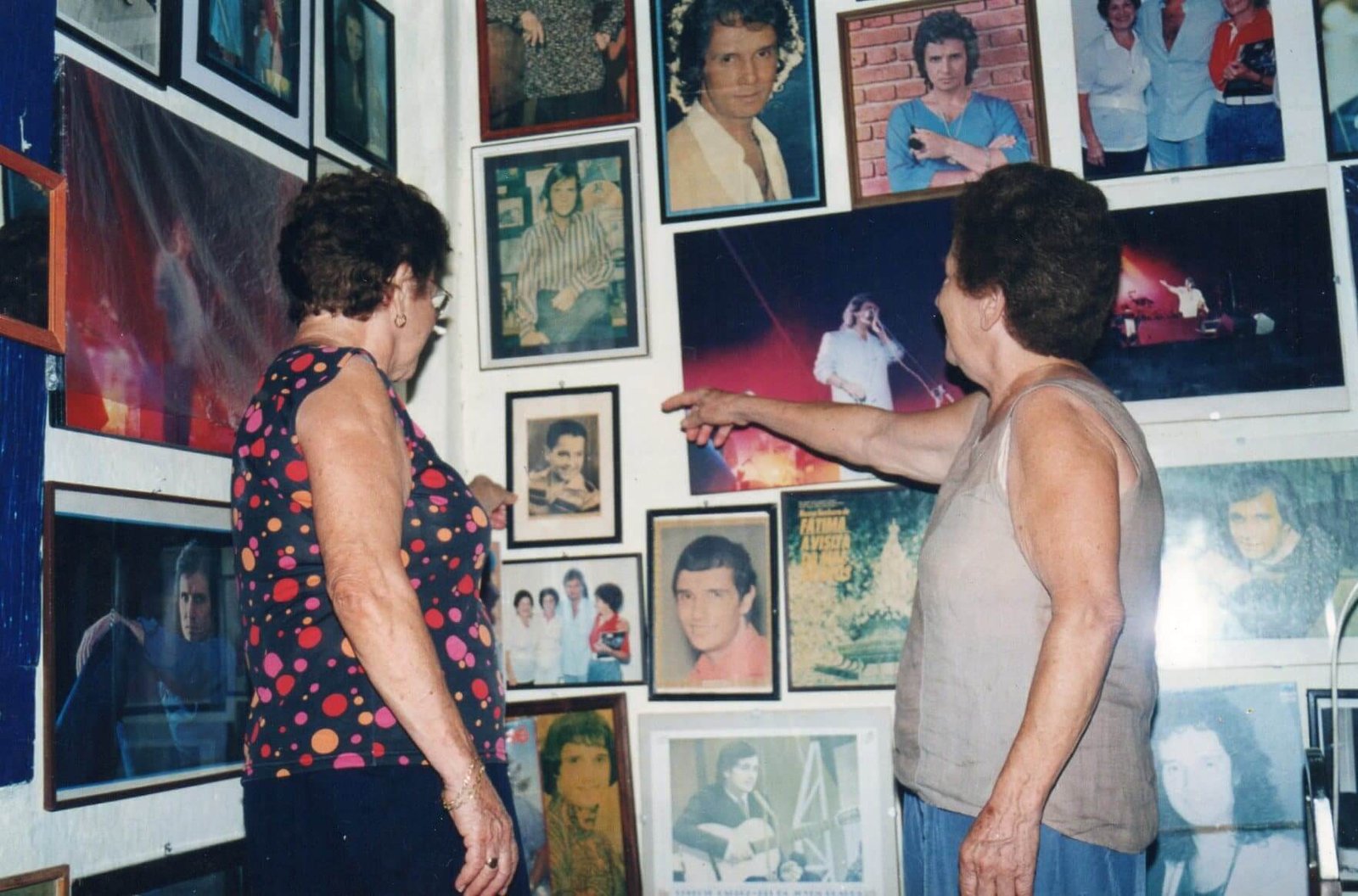As imagens mostram Gercy Volpato recebendo visitantes em seu acervo.